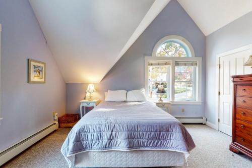 - une chambre avec un lit et une fenêtre dans l'établissement Harbor House B, à Camden