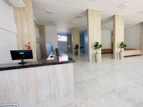eine Lobby mit einer Rezeption in einem Gebäude in der Unterkunft Spazzio diRoma com acesso ao Acqua Park, Caldas Novas in Caldas Novas
