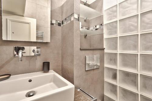 une salle de bain avec un lavabo et un miroir dans l'établissement Studio Mezzanine Quartier Luxembourg Free Netflix, à Paris