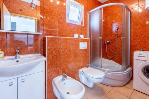 uma casa de banho com um lavatório e um chuveiro. em Apartment in Novi Vinodolski 41901 em Novi Vinodolski