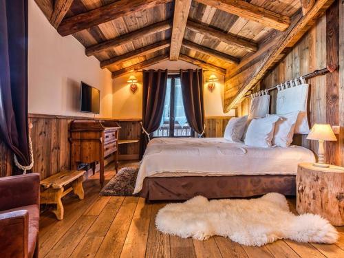 a bedroom with a large bed and a wooden ceiling at Charmant appartement au cœur de Courchevel 1850, 73m², 4 pers, proche pistes, balcon, hammam, WiFi - FR-1-631-164 in Courchevel