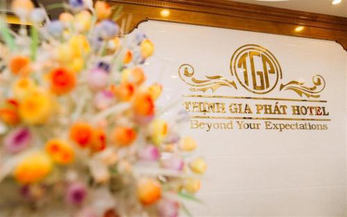 胡志明市的住宿－Thinh Gia Phat Hotel Hoang Hoa Tham，花后有花标的标语