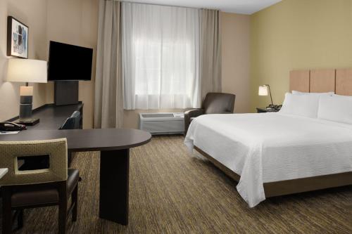 Televisyen dan/atau pusat hiburan di Candlewood Suites Turlock by IHG