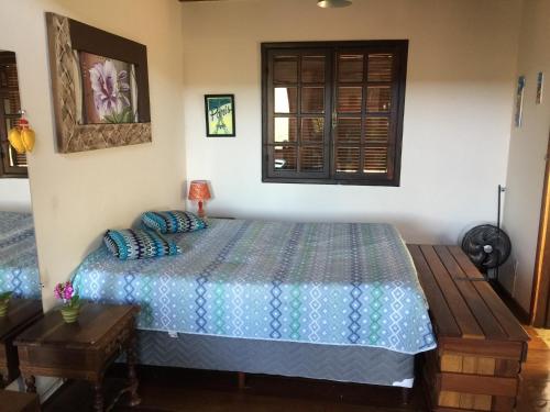 a bedroom with a bed and a window at Refúgio dos Sonhos - Casa nas Montanhas - Monte Verde in Monte Verde
