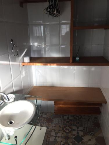 a bathroom with a sink and a mirror and a counter at Refúgio dos Sonhos - Casa nas Montanhas - Monte Verde in Monte Verde