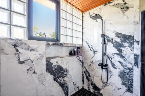Un baño de Maple Ridge Ubud Villas with Rice Field View