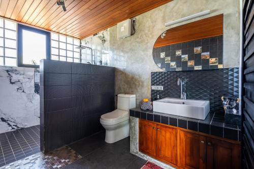 Un baño de Maple Ridge Ubud Villas with Rice Field View