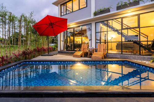 Piscina en o cerca de Maple Ridge Ubud Villas with Rice Field View