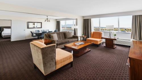 um quarto de hotel com um sofá e uma mesa em Crowne Plaza Phoenix Airport - PHX, an IHG Hotel em Phoenix