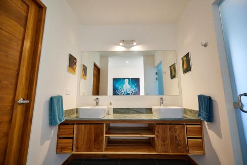 Φωτογραφία από το άλμπουμ του New Beach House Walk to Tamarindo Beach & Town στο Ταμαρίντο