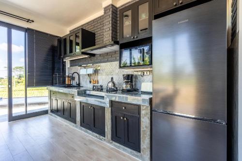 Una cocina o zona de cocina en Maple Ridge Ubud Villas with Rice Field View