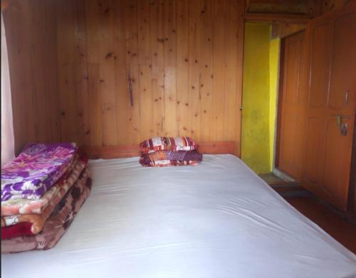 Ένα ή περισσότερα κρεβάτια σε δωμάτιο στο Kabiraj Homestay by StayApart