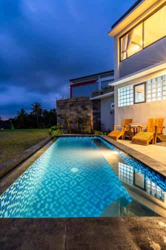 Piscina en o cerca de Maple Ridge Ubud Villas with Rice Field View
