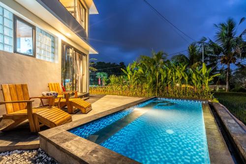 Piscina en o cerca de Maple Ridge Ubud Villas with Rice Field View