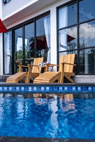 Piscina en o cerca de Maple Ridge Ubud Villas with Rice Field View
