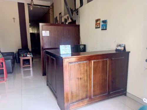 een houten aanrecht in een kamer met een tafel bij OYO 93073 Penginapan 69 in Jayapura
