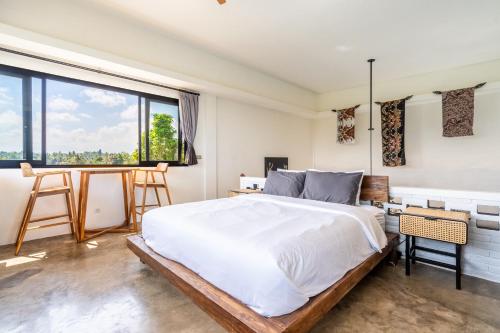 Cama o camas de una habitación en Maple Ridge Ubud Villas with Rice Field View