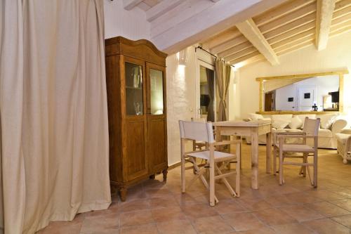 ムルタ・マリアにあるSmart Appart Cosy Sardiniaのリビングルーム(テーブル、椅子付)