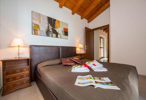 een slaapkamer met een bed met twee handdoeken erop bij Villa Aquila in Pianello Del Lario