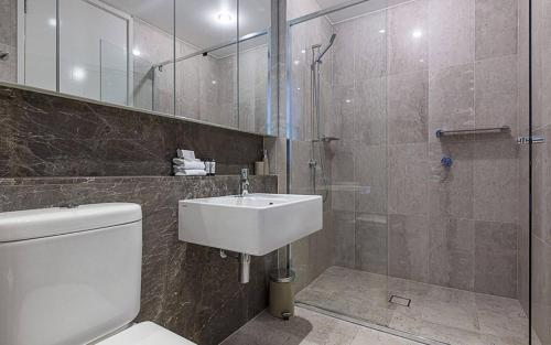 y baño con aseo, lavabo y ducha. en Glebe Park Canberra City ACT, en Canberra