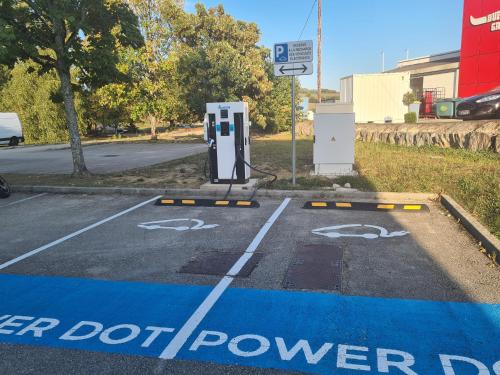 a parking lot with an electric fueling machine on a street at ibis Budget Lons-le-Saunier in Lons-le-Saunier