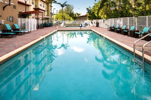 une piscine d'eau bleue dans un hôtel dans l'établissement Residence Inn by Marriott Miami West/FL Turnpike, à Miami