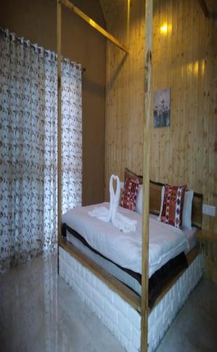 Cama o camas de una habitación en Offbeat Abodes - Tirthan Valley