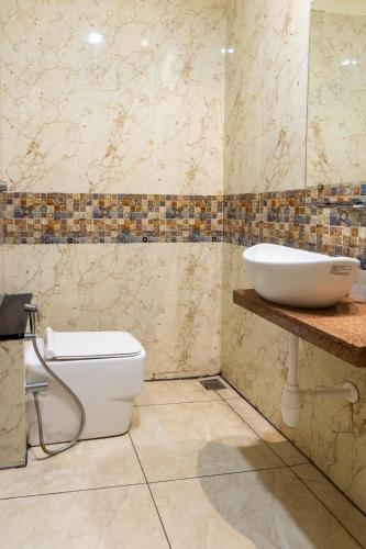bagno con lavandino e servizi igienici di Padival Grand - A Unit of Mahaveer Ventures a Puttūr