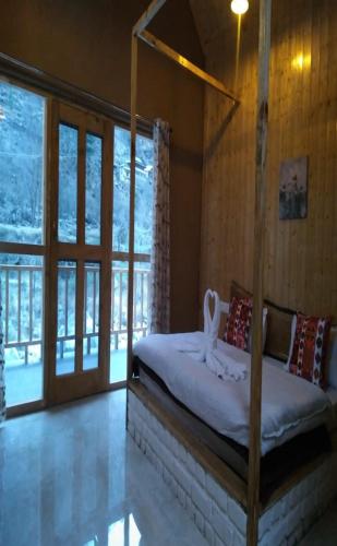 Cama o camas de una habitación en Offbeat Abodes - Tirthan Valley