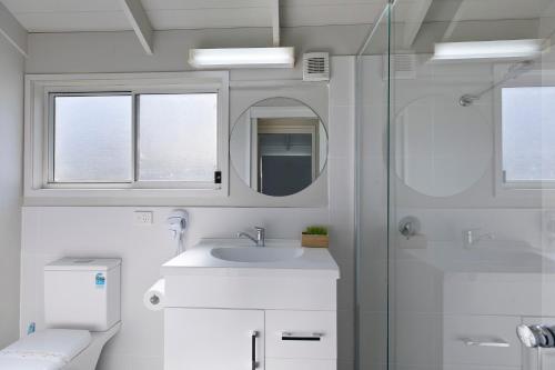 Un baño de Blue Lagoon Beach Resort
