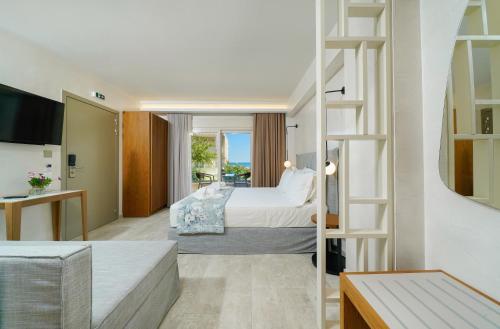 una camera con letto e scala di ILIORAMA LUXURY SUITES a Skala Potamias