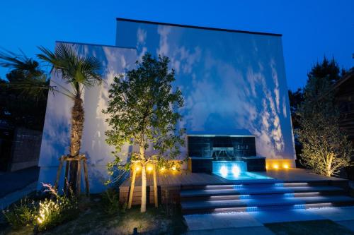 une maison avec une cour éclairée la nuit dans l'établissement Mizuno Ryokan, à Karatsu