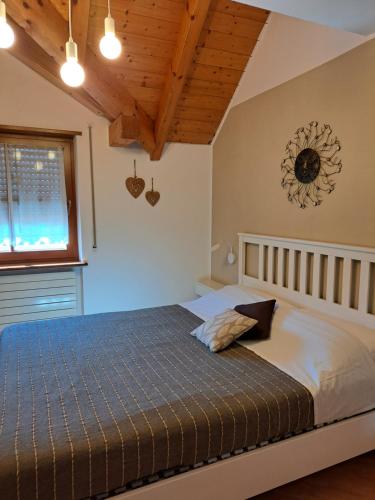 Schlafzimmer mit einem Bett und einem Fenster in der Unterkunft VILLA ROOMS in Leifers