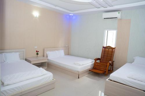 Una cama o camas en una habitación de Việt Hương Hotel