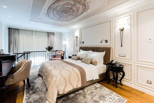 1 dormitorio con cama, escritorio y silla en Arcade Hotel Istanbul en Estambul