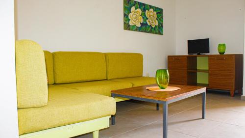 sala de estar con sofá y mesa en Djadsal Moradias, en Santa Maria