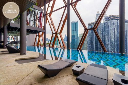 Piscina de la sau aproape de Scarletz Suites KLCC, Travelet