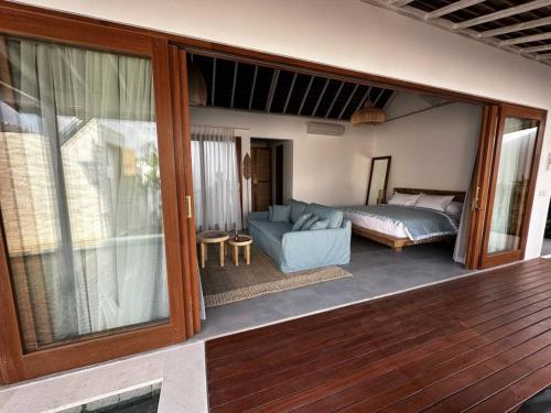烏魯瓦圖的住宿－Unique Sula villa uluwatu，客厅配有床和沙发