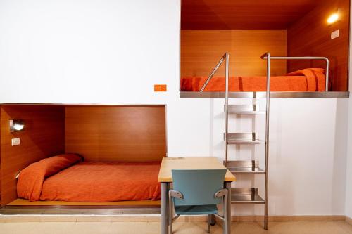 Posteľ alebo postele v izbe v ubytovaní Albergue Inturjoven Torremolinos