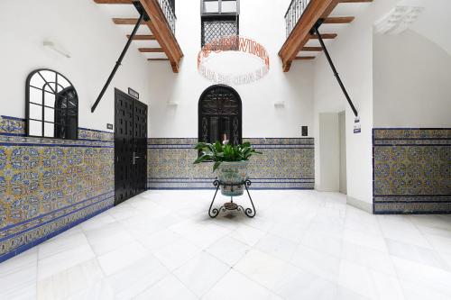 een kamer met een tafel met een plant erin bij numa I Alegre Apartments in Sevilla
