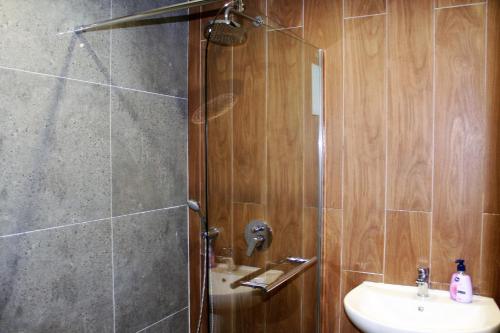 y baño con ducha y lavamanos. en PM Services Borovets Garden Apartments, en Borovets