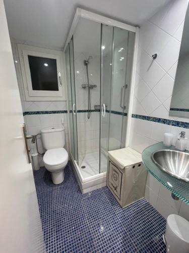 La salle de bains est pourvue d'une douche, de toilettes et d'un lavabo. dans l'établissement Apartamento en el centro de Andorra la Vella con parking, à Andorre-la-Vieille