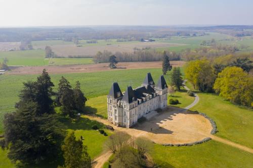 - une vue aérienne sur un château dans un champ dans l'établissement Chateau la Bainerie, à Tiercé