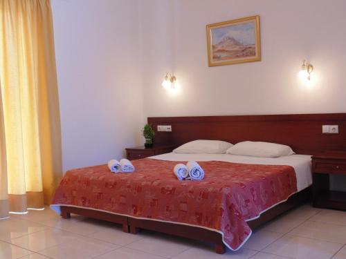 Una cama o camas en una habitación de Skiathos Diamond