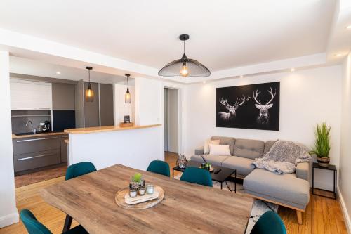 un salon avec une table et un canapé dans l'établissement Bleu des Vosges, à Gérardmer