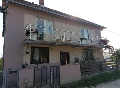 Το κτήριο όπου στεγάζεται  the country house