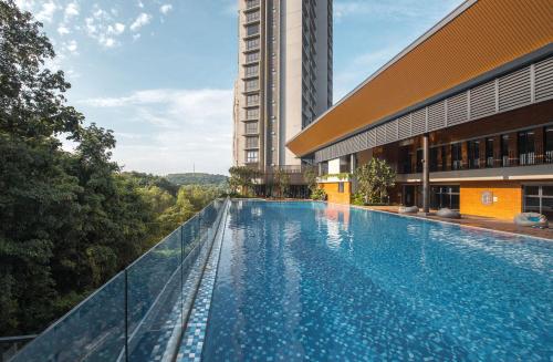 Bazén v ubytování Condo Clio at MuciHOME Very Near to IOI City Mall Putrajaya , Hospital Serdang, Wetland Studio KRU dll- non smoking Home for local nebo v jeho okolí