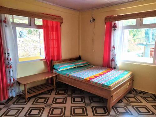 Postel nebo postele na pokoji v ubytování StayApart Green Hills Sangsay Homestay Kalimpong