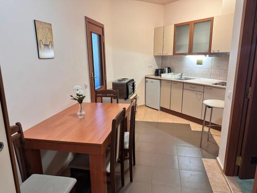 Il comprend une cuisine et une salle à manger avec une table en bois. dans l'établissement Flora Apartment 423, à Borovets