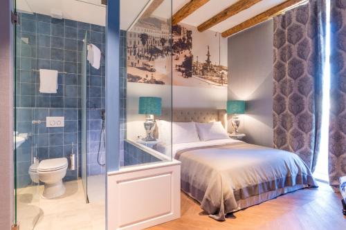 1 dormitorio con cama, ducha y aseo en Procurator 7 Luxury Rooms, en Split